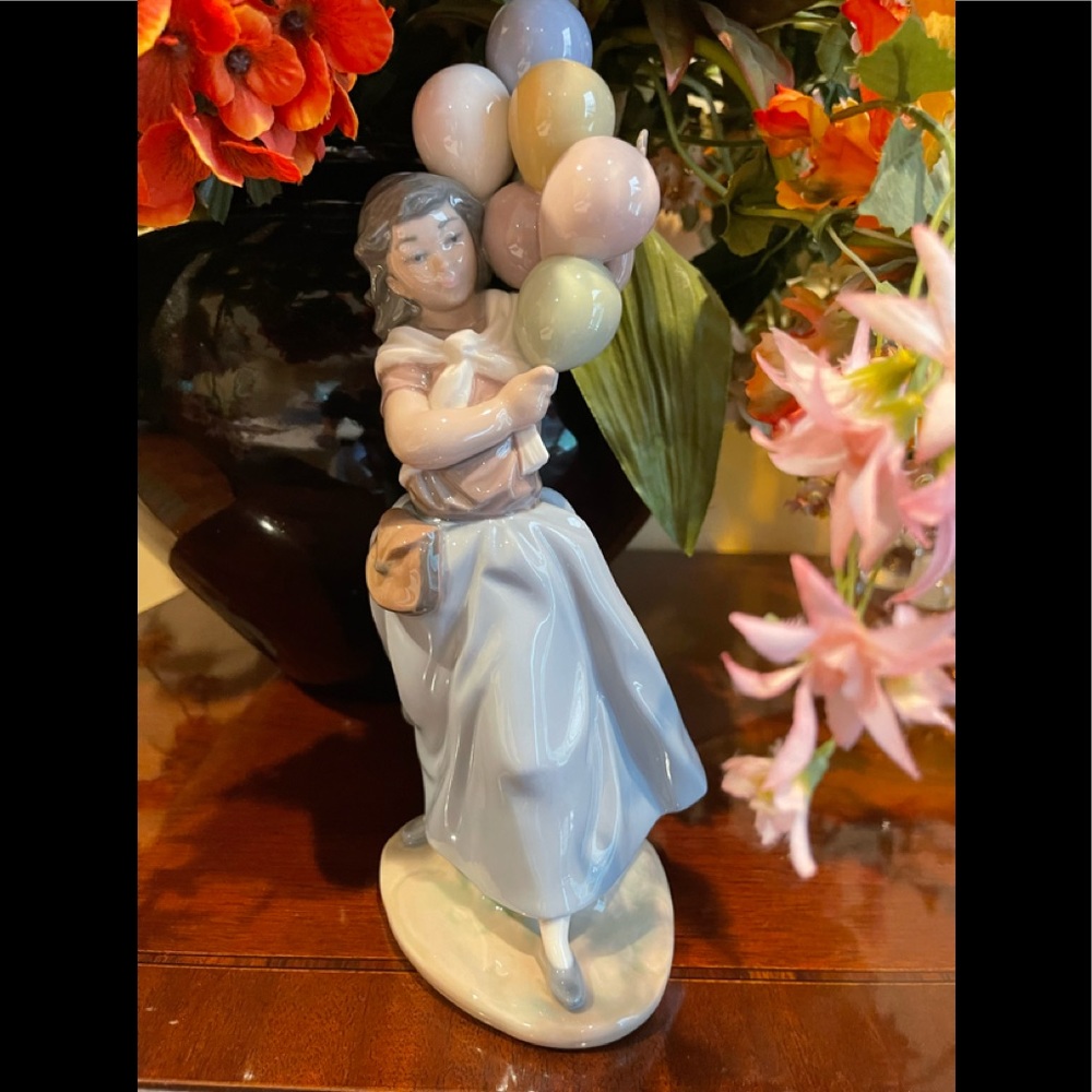 RETIRED Lladro Figurine "Balloon Seller" #5141 Glossy Finish.
